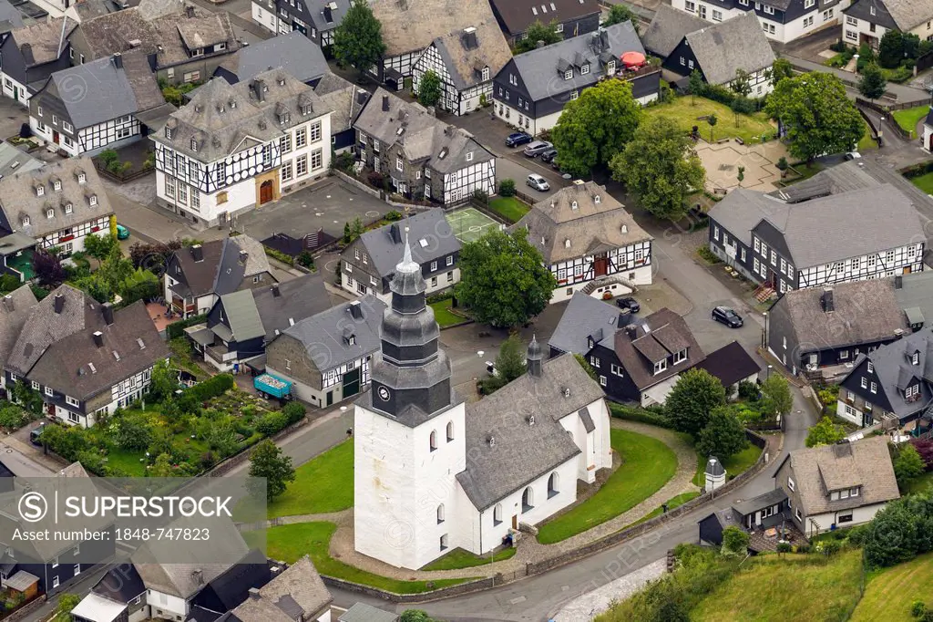 Aerial view, market square of Eversberg with the church, the town hall and the Markes Haus building, Meschede, Sauerland region, Maerkischer Kreis dis...