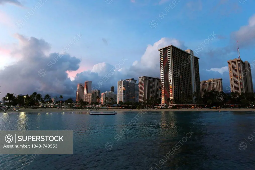 Public beach and the Hilton Hawaiian Village, Waikiki Beach, O'ahu, Hawaii, USA