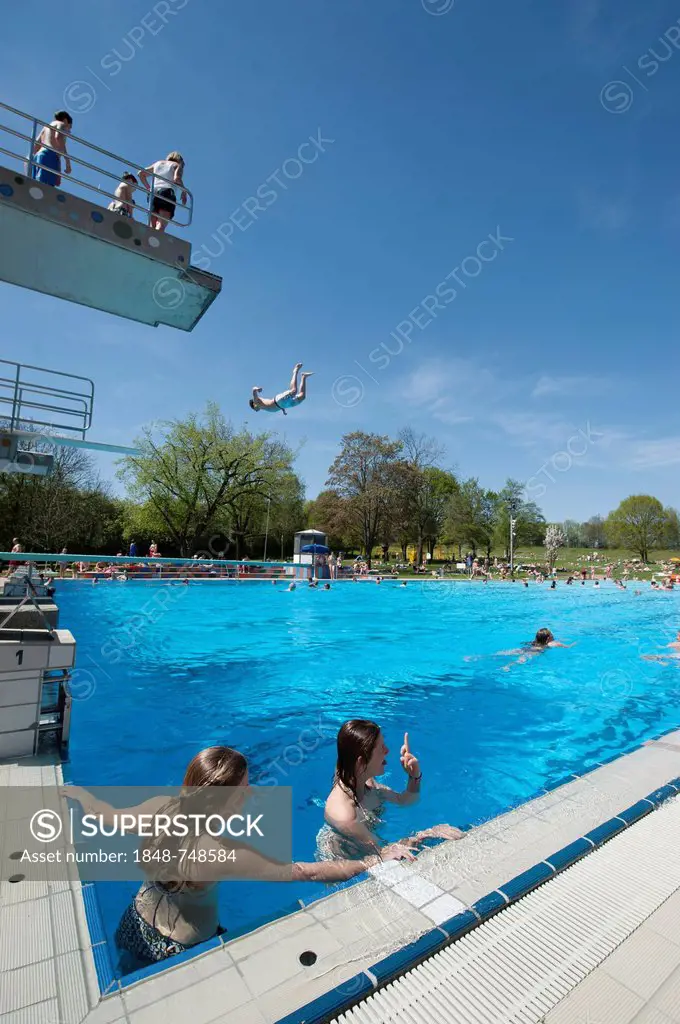 Visitors in a public swimming pool, Moehringer Freibad, Stuttgart, Baden-Wuerttemberg, Germany, Europe