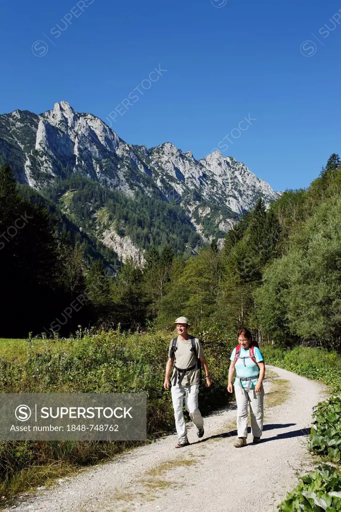 Pair hiking in the Sengsen Mountains in Limestone Alps National Park, Pyhrn-Eisenwurzen, Traunviertel district, Upper Austria, Austria