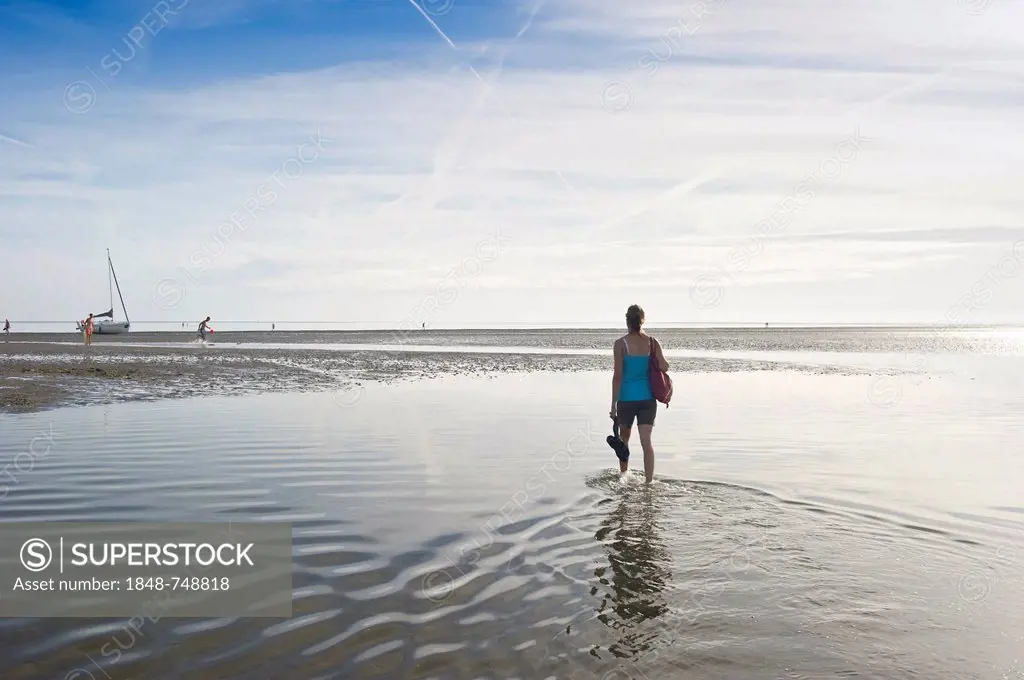 Young woman on a Wadden Sea hiking tour, Wyk, Foehr island, North Frisia, Schleswig-Holstein, Germany, Europe
