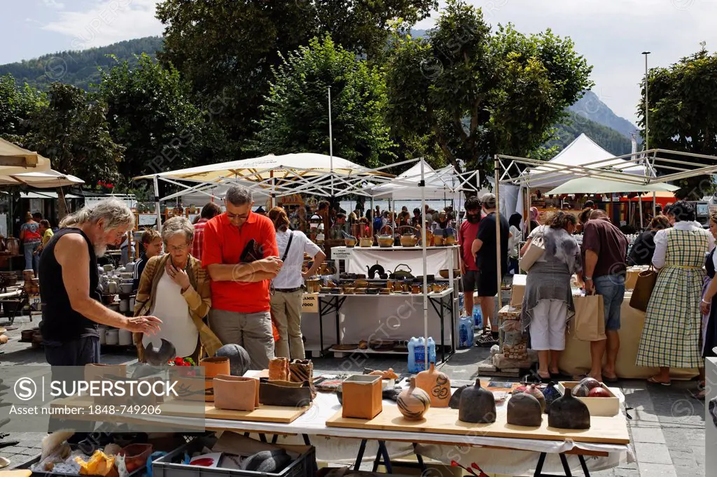 Austrian potters market, Gmunden, Salzkammergut resort area, Traunviertel region, Upper Austria, Austria, Europe