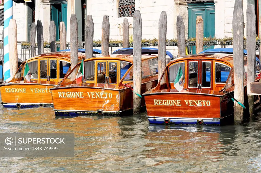 Berth for boats, Boote Regione Veneto, water taxis, Venice, Veneto, Italy, Europe