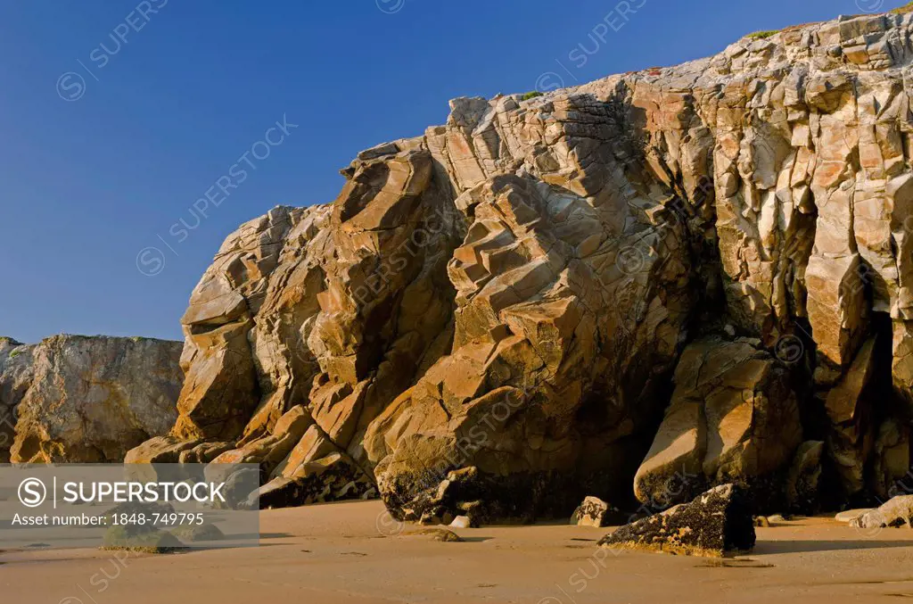 Cliffs and beach at the Côte Sauvage on the west side of the Quiberon peninsula, southern Brittany, Bretagne, France, Europe