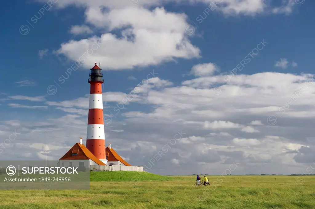Cyclists at the Westerheversand lighthouse, Westerhever, Eiderstedt, North Frisia, Schleswig-Holstein, Germany, Europe