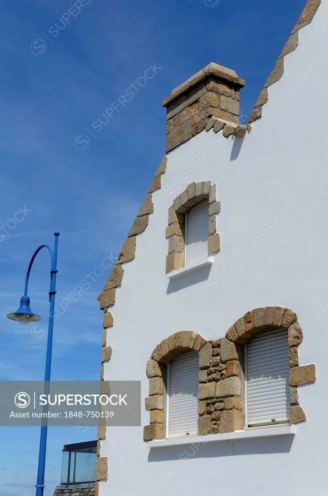 Facade of a typical house in Saint-Pierre-Quiberon on the Quiberon peninsula, southern Brittany, Bretagne, France, Europe