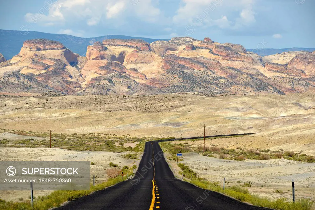 U.S. Highway 24, overlooking the Navajo Dome Plateau, Capitol Reef National Park, Utah, Southwestern USA, USA