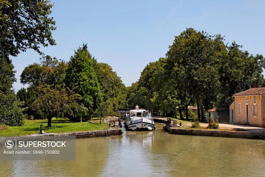 Canal du Midi at the Ecluse du Roc lock, Pk 57.5, Castelnaudary, Carcassonne, Languedoc-Roussillon, Aude, France, Europe