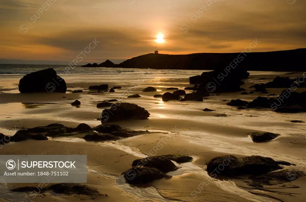 Beach at the Côte Sauvage at sunset, a lone house in the distance, on the west side of the Quiberon peninsula, southern Brittany, Bretagne, France, Eu...