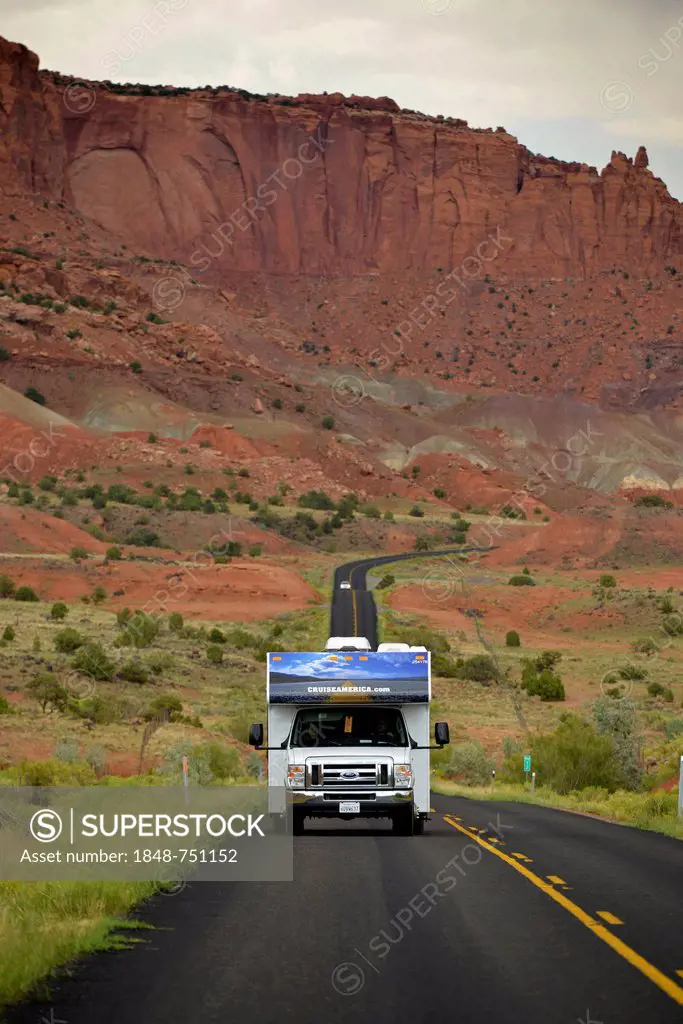 Motorhome on the U.S. Highway 24, large buckle of the Waterpocket Fold, Capitol Reef National Park, Utah, Southwestern USA, USA