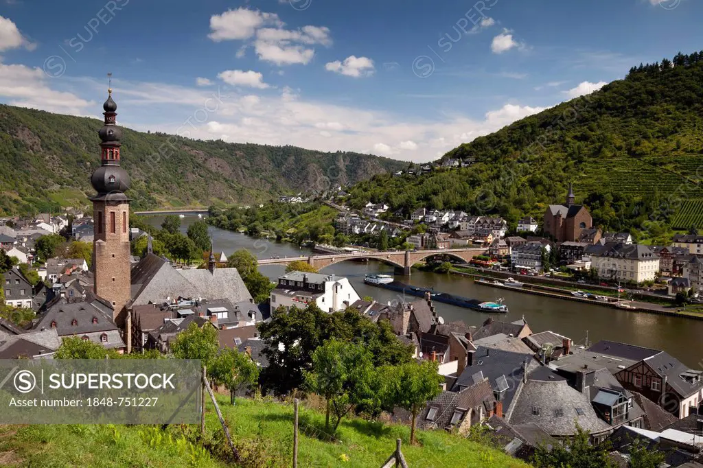 View from the Tummelchen on the town with Catholic parish church of St. Martin, Cochem, Moselle, Rhineland-Palatinate, Germany, Europe, PublicGround