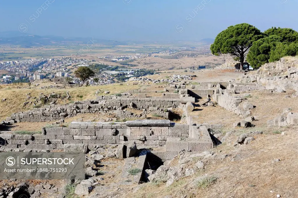 Ruins of the ancient city of Pergamon, Pergamum, town of Bergama at back, Pergamum, Bergama, Izmir, Western Turkey, Turkey, Asia