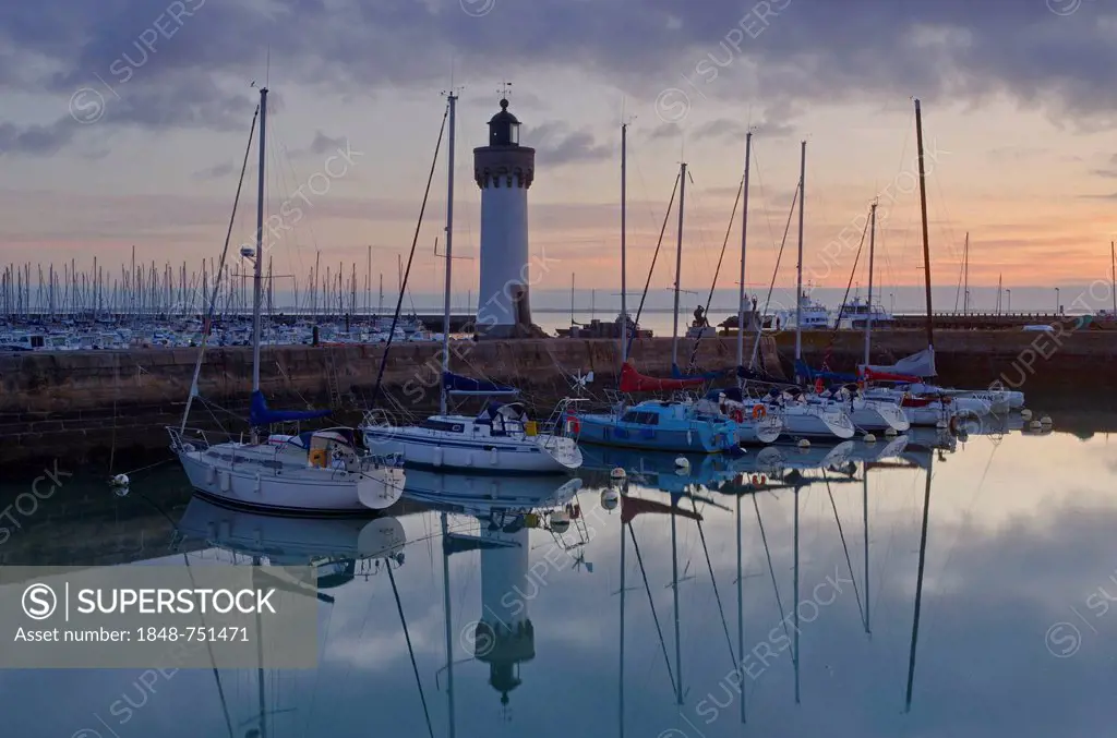 Lighthouse and boats reflected in the eastern harbor in the early morning, Port-Haliguen in Quiberon, southern Brittany, Bretagne, France, Europe