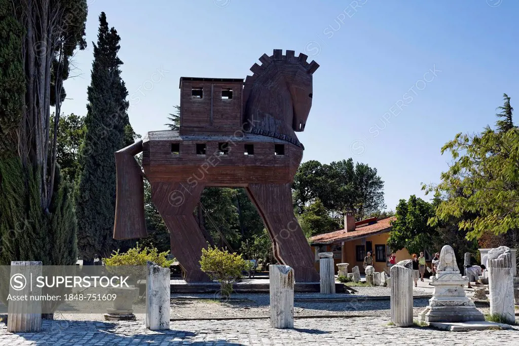 Replica of a Trojan horse at the entrance to the ancient city of Troy, Truva, UNESCO World Heritage Site, Canakkale, Çanakkale, Marmara, Turkey, Asia
