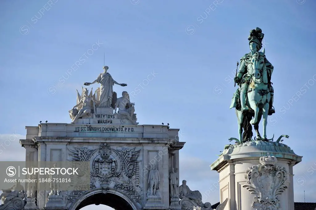 Arco da Rua Augusta arch and statue of King José I., Praça do Comércio, Lisbon, Portugal, Europe
