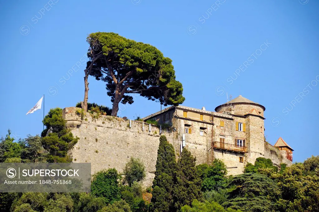 Fortress, Castello Brown, Castello di San Giorgio, above the harbour in the village of Portofino, Riviera, Liguria, Italy, Europe