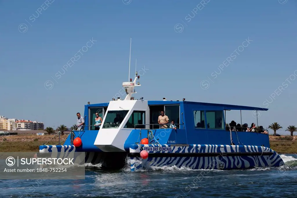 Passenger ferry to outlying islands in the Ria Formosa Natural Park Laguna, Faro, Algarve, Portugal, Europe