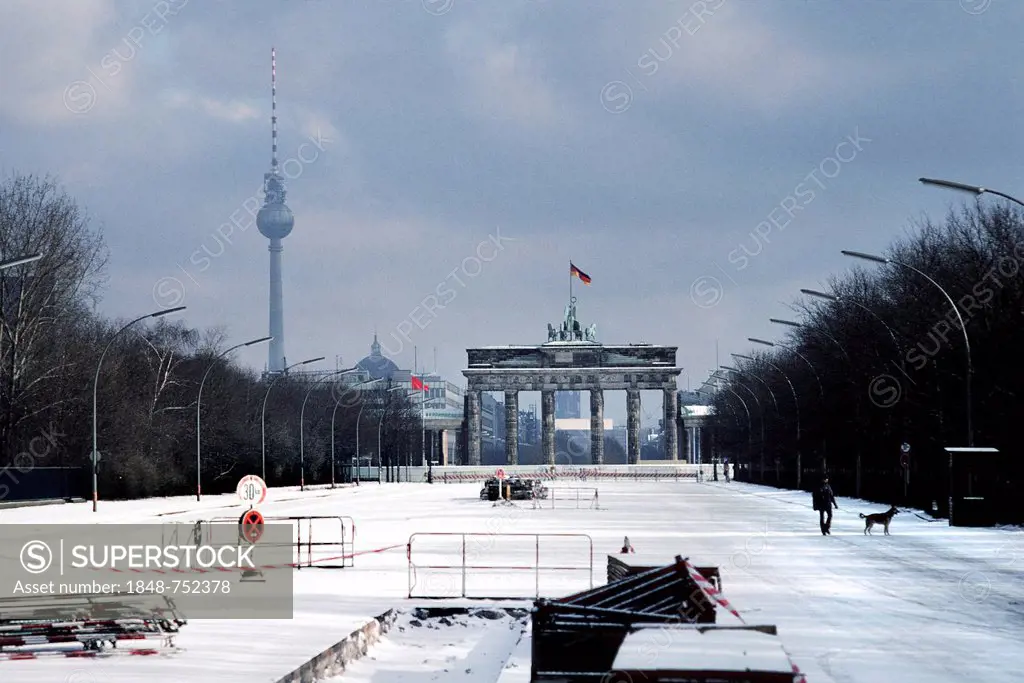 Brandenburg Gate with the Berlin Wall in the snow, Berlin, Germany, Europe
