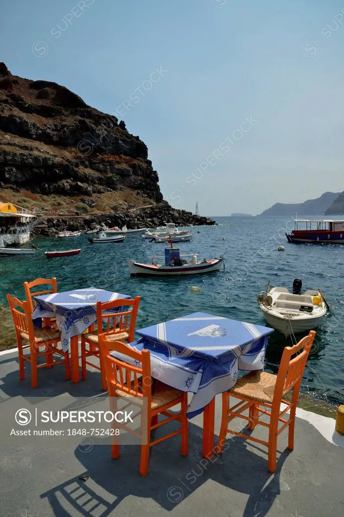 Tables and chairs of the Katína restaurant in the Ammoúdi harbour of Oía, Santorini, Cyclades, Greek Islands, Greece, Europe