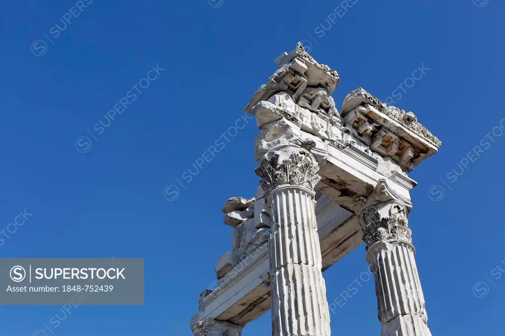 Columns and ruins of the Temple of Trajan, Trajaneum, Pergamon, Pergamum,, Bergama, Izmir, western Turkey, Turkey, Asia