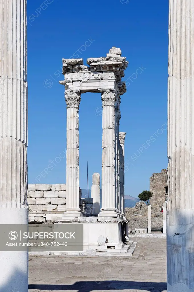 Columns and ruins of the Temple of Trajan, Trajaneum, Pergamon, Pergamum,, Bergama, Izmir, western Turkey, Turkey, Asia