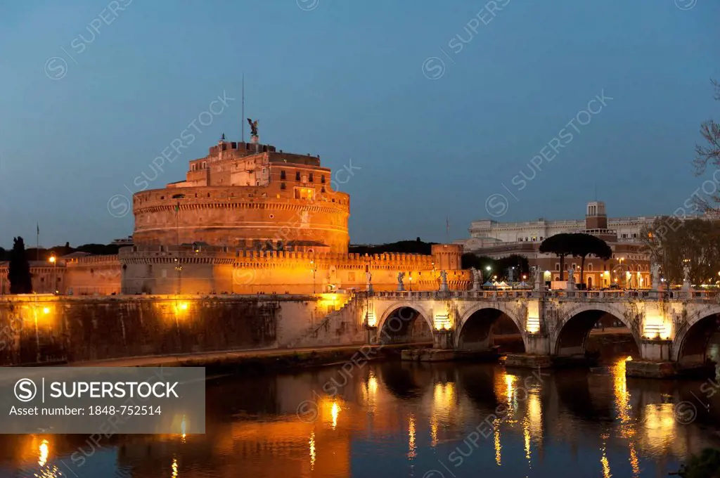 Ponte Sant'Angelo bridge and Castel Sant'Angelo castle in the evening light, Rome, Lazio, Italy, Southern Europe, Europe