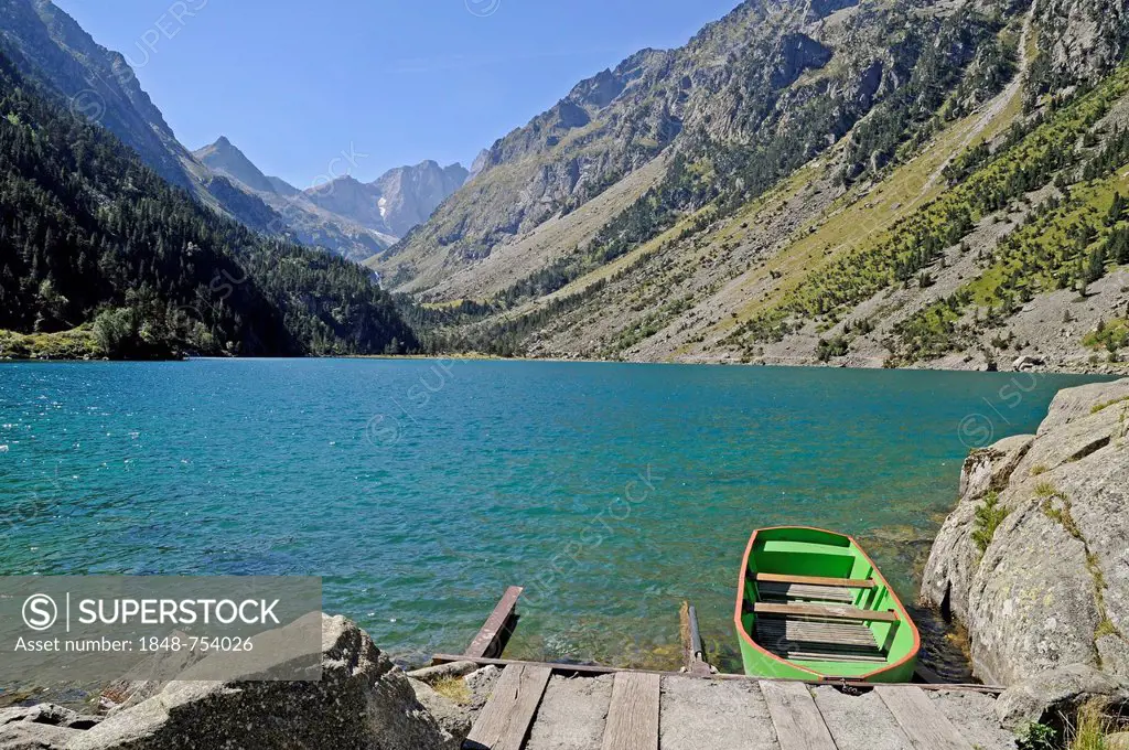 Rowing boat, lake Lac de Gaube, Cauterets, Midi-Pyrénées region, Pyrenees, national park, mountain landscape, Hautes-Pyrenees department, France, Euro...