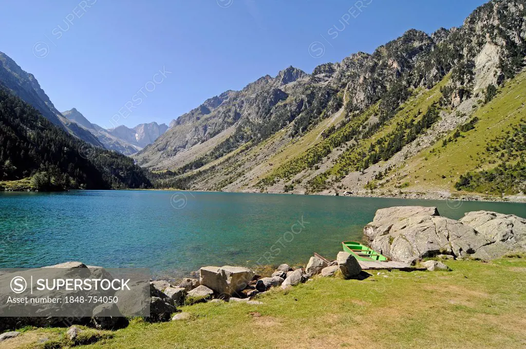 Lake Lac de Gaube, Cauterets, Midi-Pyrénées region, Pyrenees, national park, mountain landscape, Hautes-Pyrenees department, France, Europe, PublicGro...