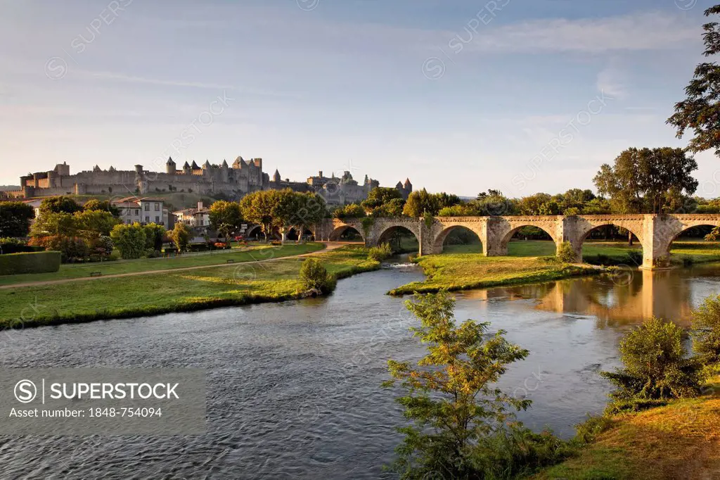 Carcassonne, castle with bridge over the Aude river, morning mood, Languedoc-Roussillon, Aude, France, Europe