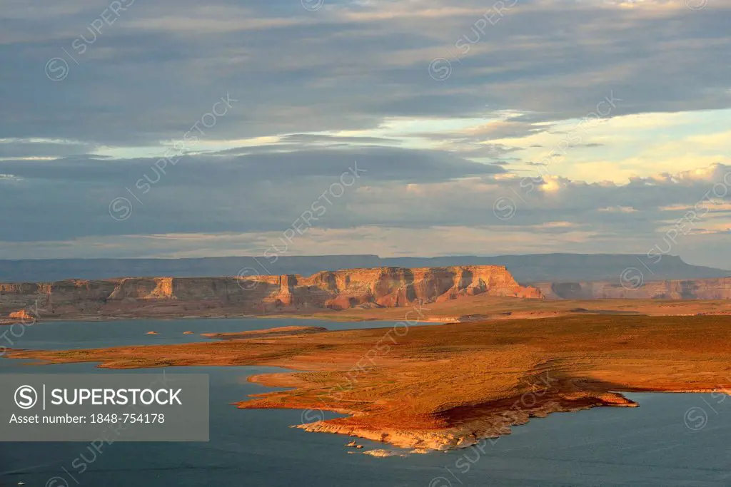 View from the Wahweap View Overlook on the Antelope and Navajo Canyon, Lake Powell, Glen Canyon National Recreation Area, Page, evening light, Arizona...