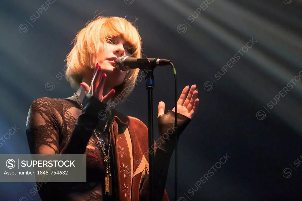 Lisa Elle, singer and front woman of the British band Dark Horses playing live at the Schueuer, Lucerne, Switzerland, Europe