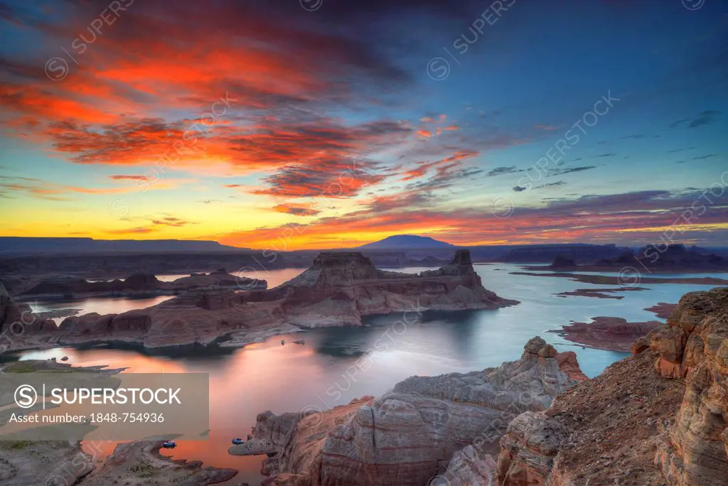 View from Alstrom Point to Lake Powell at sunrise, Padre Bay with Gunsight Butte and Navajo Mountain, houseboats, Bigwater, Glen Canyon National Recre...
