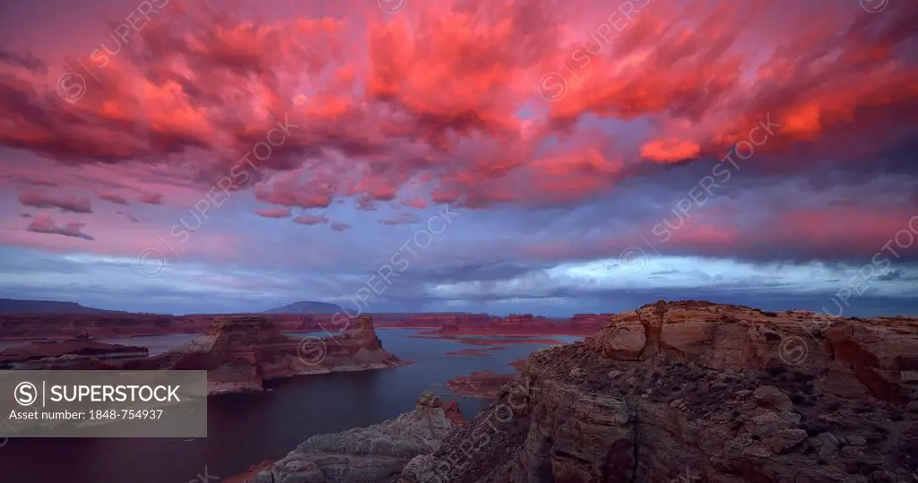 Afterglow, view from Alstrom Point after sunset to Lake Powell illuminated by clouds, Padre Bay with Gunsight Butte and Navajo Mountain, houseboats, B...