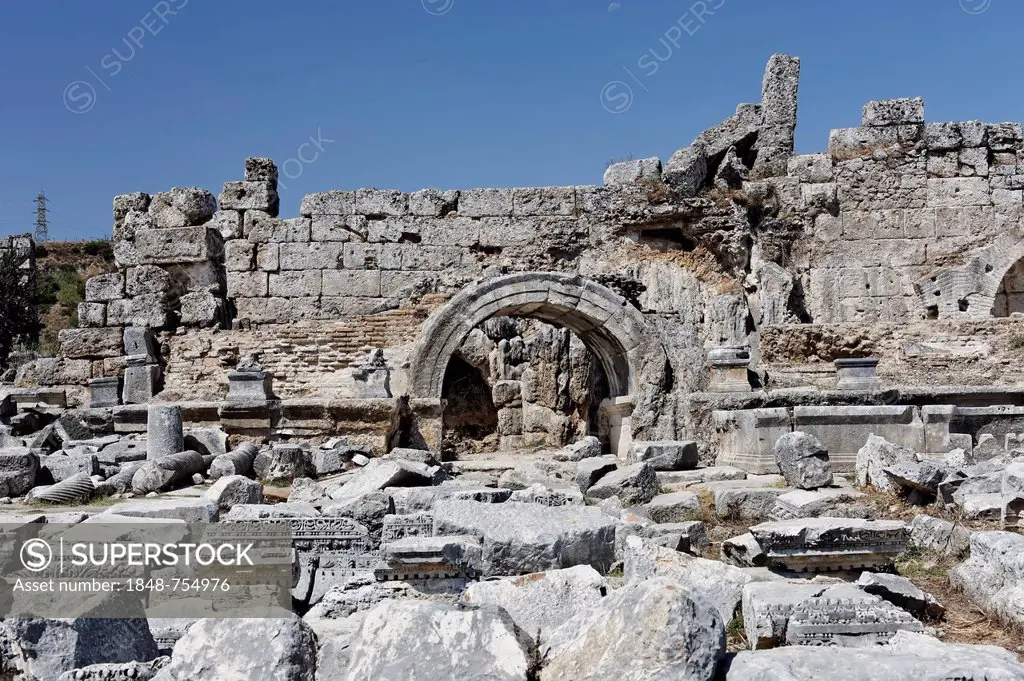 Former baths, nymphaeum and spas in the excavation site in the ancient city of Perge, Aksu, Antalya, Turkish Riviera, Turkey, Asia