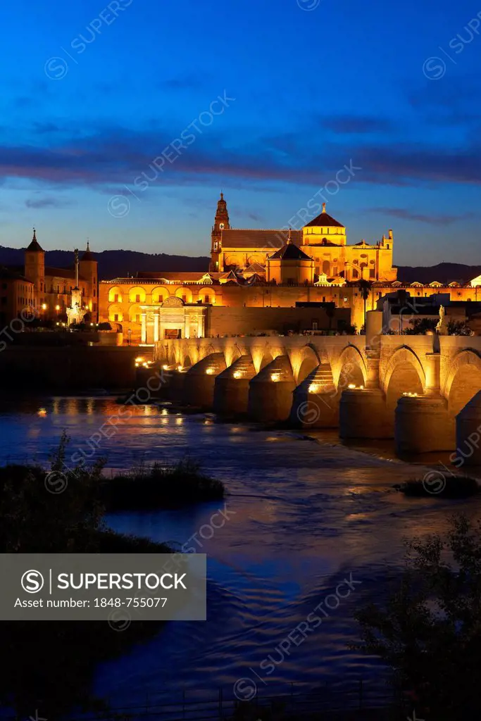 Guadalquivir river, Roman bridge and mosque-cathedral at dusk, Córdoba, Andalusia, Spain, Europe