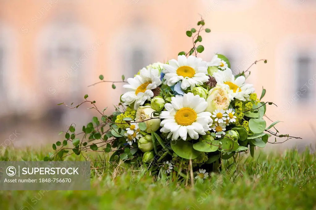 Bridal bouquet with daisies