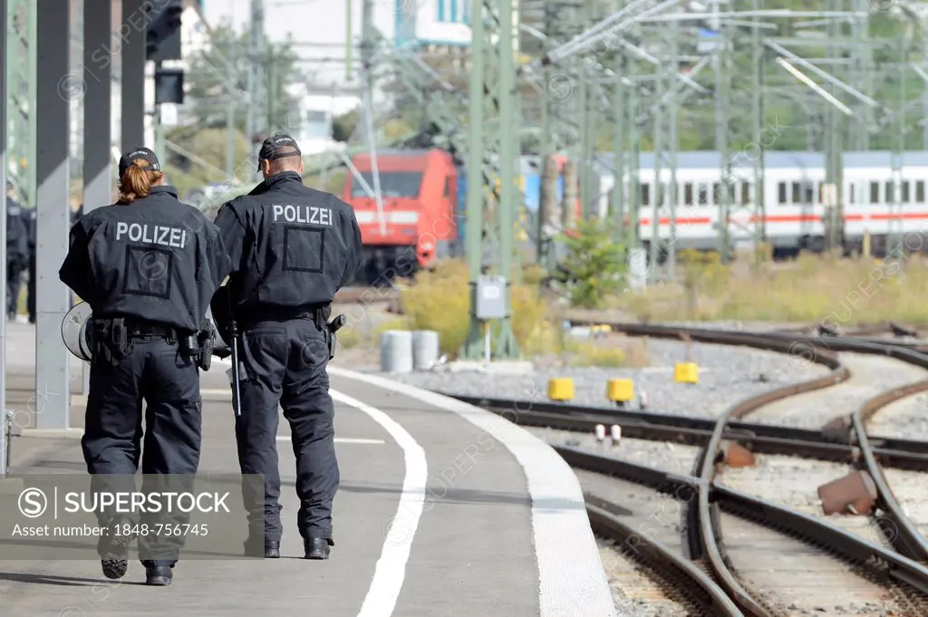 Officers of the Federal Police at Stuttgart central station, Stuttgart, Baden-Wuerttemberg, Germany, Europe