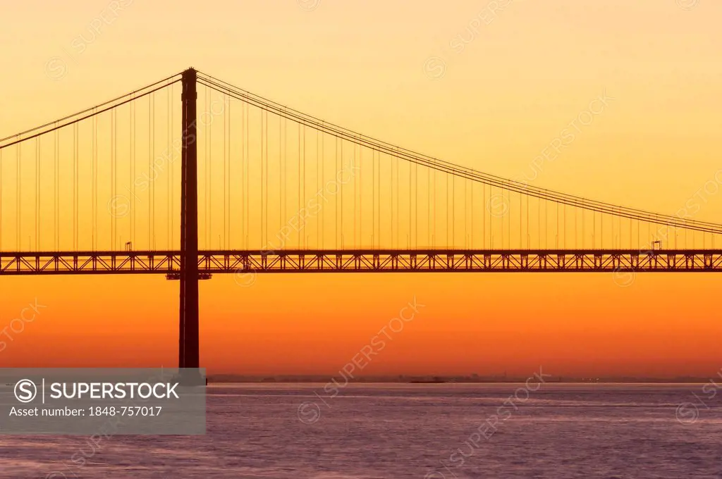 25 de Abril Bridge, Ponte 25 de Abril, 25th of April Bridge, at dawn, River tagus, Tejo River, Lisbon, Portugal, Europe