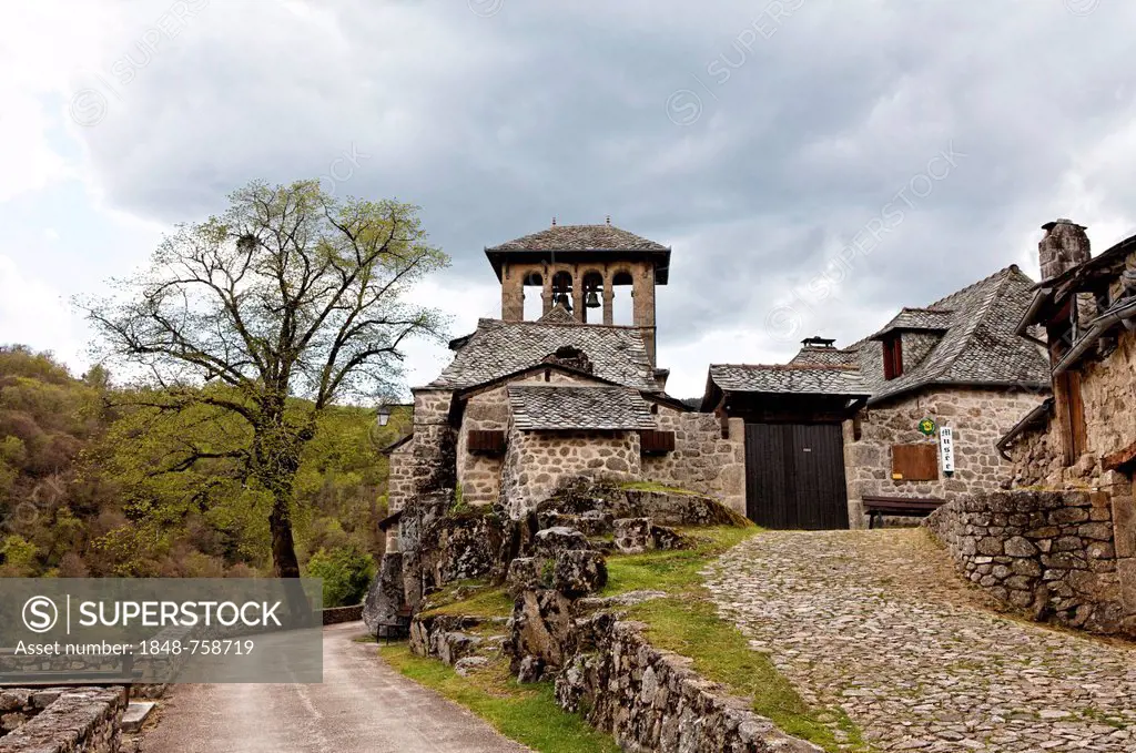 Church of Bez Bedene near Entraygues sur Truyere, Lot valley, Aveyron, Midi-Pyrénées, France, Europe