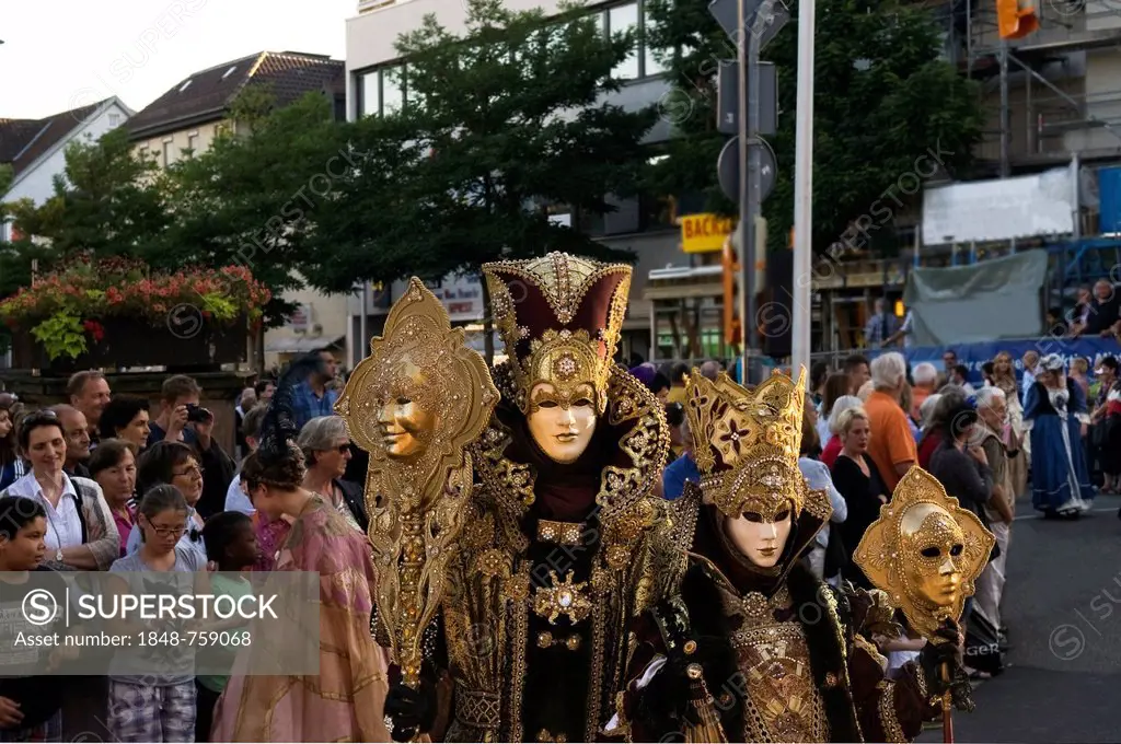 Pair with gold masks during the parade for the Venetian Fair, Ludwigsburg, Baden-Wuerttemberg, Germany, Europe