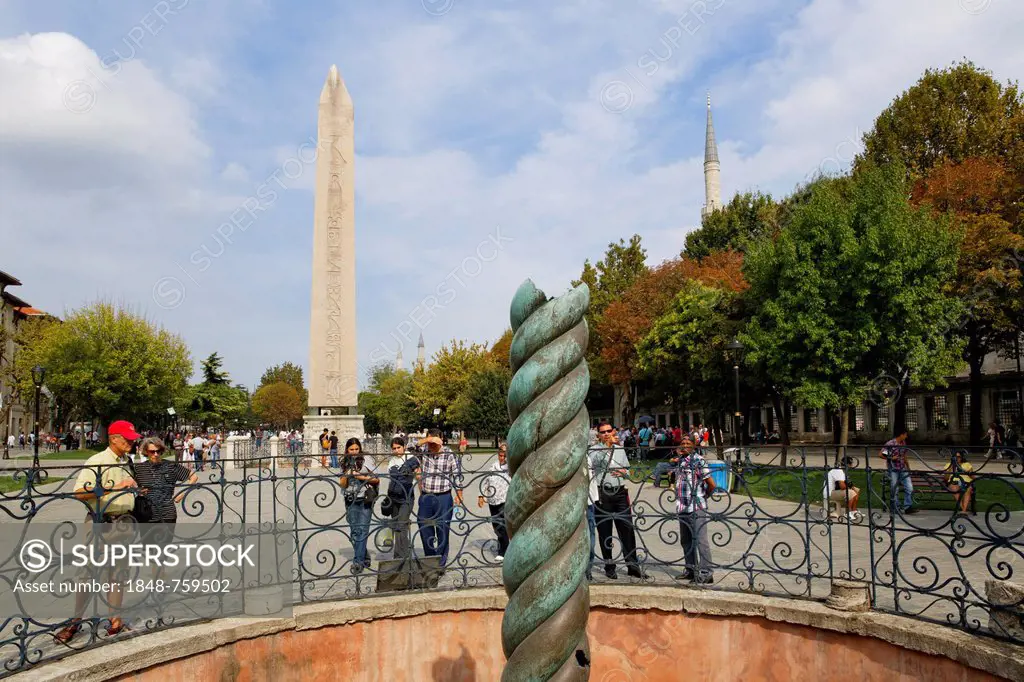 Serpentine Column, in the rear the Obelisk of Thutmosis III, Hippodrome or At Meydani square