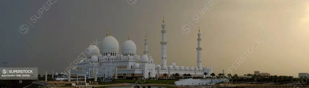The Sheikh Zayed Grand Mosque early in the morning