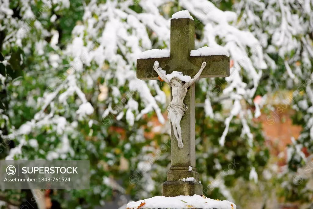 Grave cross, snow, Alter Suedlicher Friedhof cemetery, Munich, Bavaria, Germany, Europe