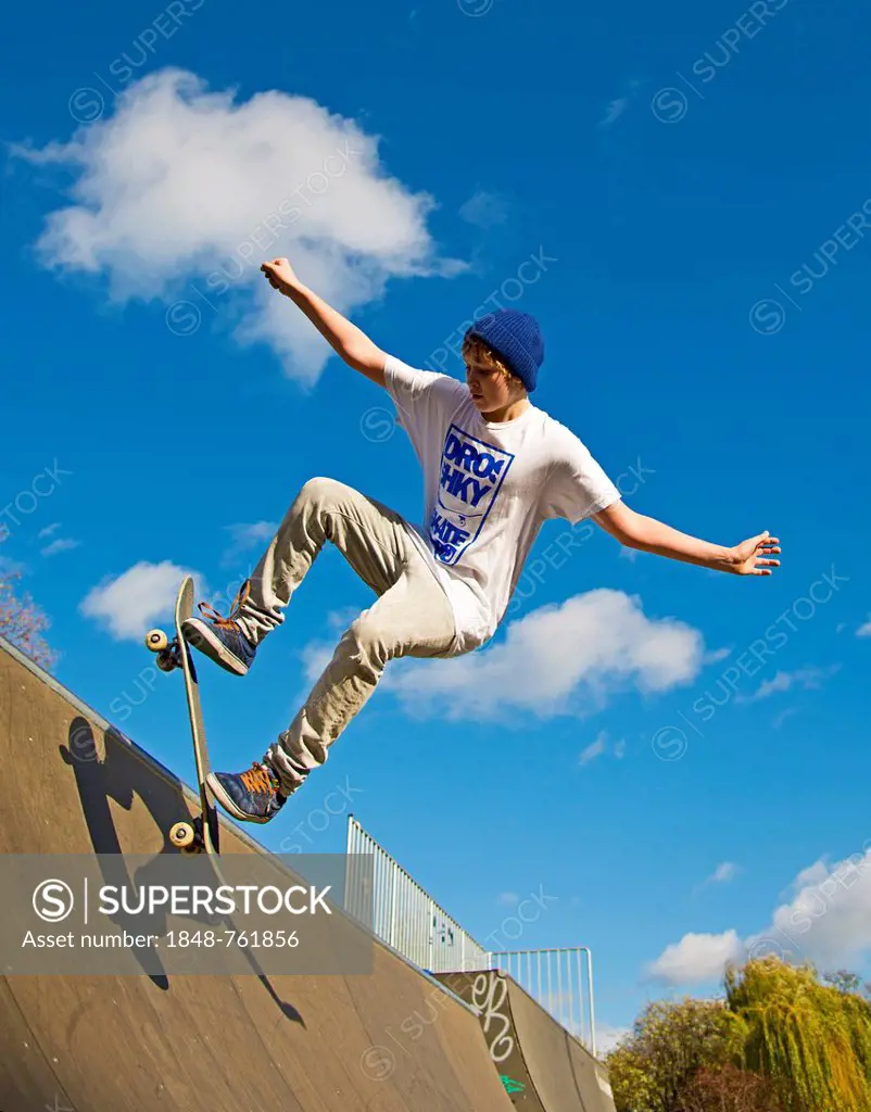 Skater, 12 years, Lohserampe skateboard ramp, Cologne, North Rhine-Westphalia, Germany, Europe, PublicGround