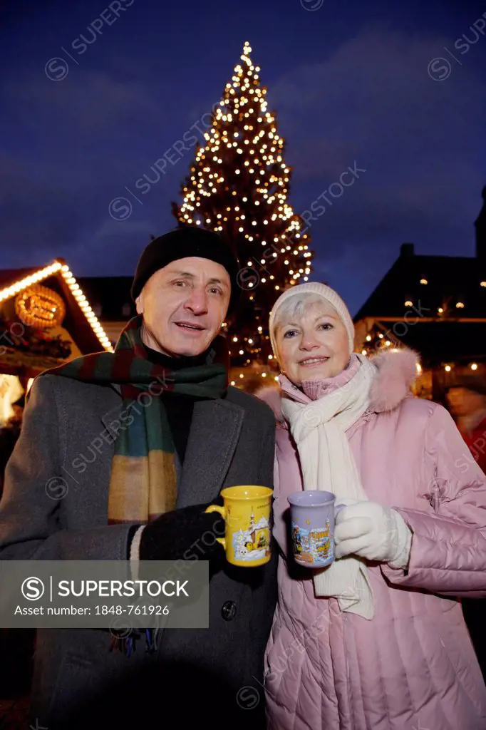 An elderly couple at the Christmas market in Annaberg-Buchholz, Saxony, Germany, Europe