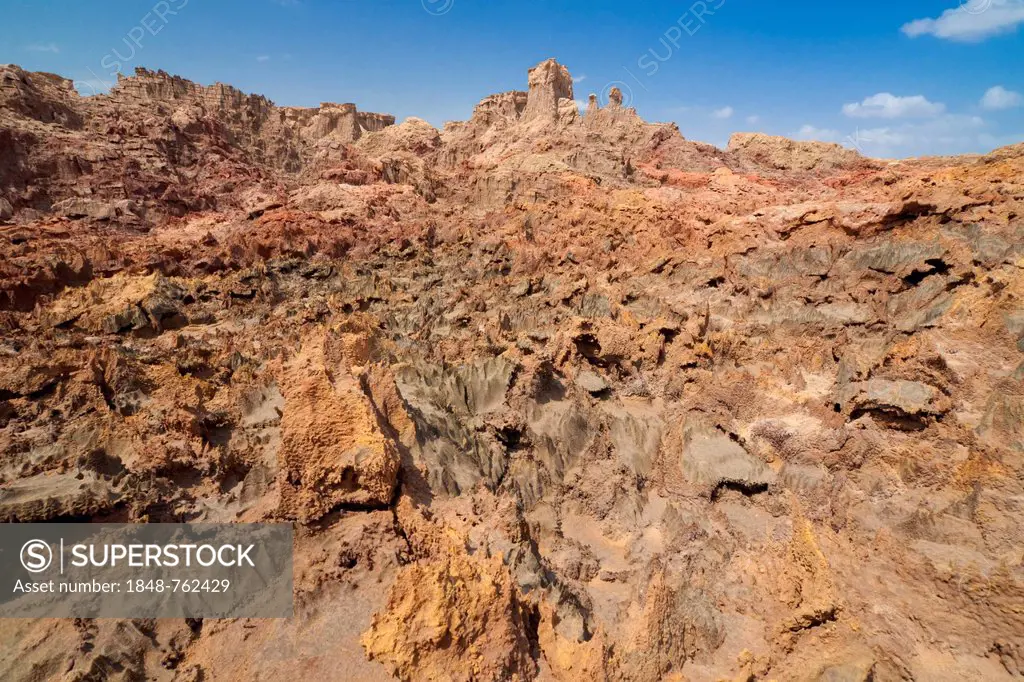 Rock formations on the edge of the hydro-thermal springs on the Dallol shield volcano