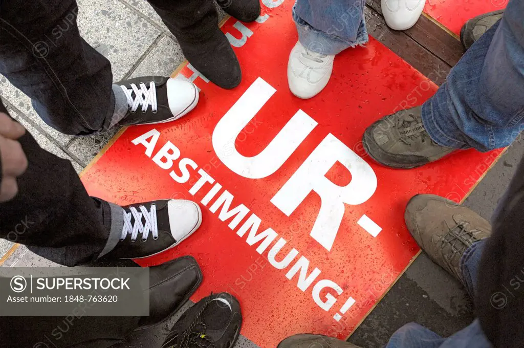 Sign, Urabstimmung, German for general election, vote to strike with their feet, Verdi trade union, bargaining-round during a retail strike, Nuremberg...