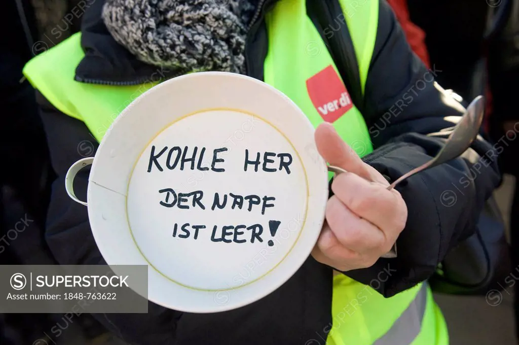 Plate with the message, Kohle her der Napf ist leer!, German for money here, the bowl is empty, employees' protest with soup in front of the Ministry ...