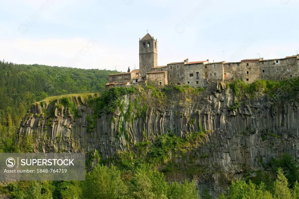 Village of Castellfollit de la Roca, basalt crag, Catalonia, Spain, Europe