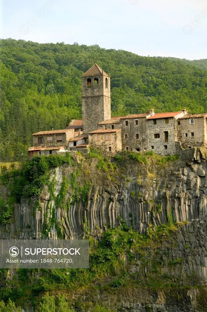 Village of Castellfollit de la Roca, basalt crag, Catalonia, Spain, Europe